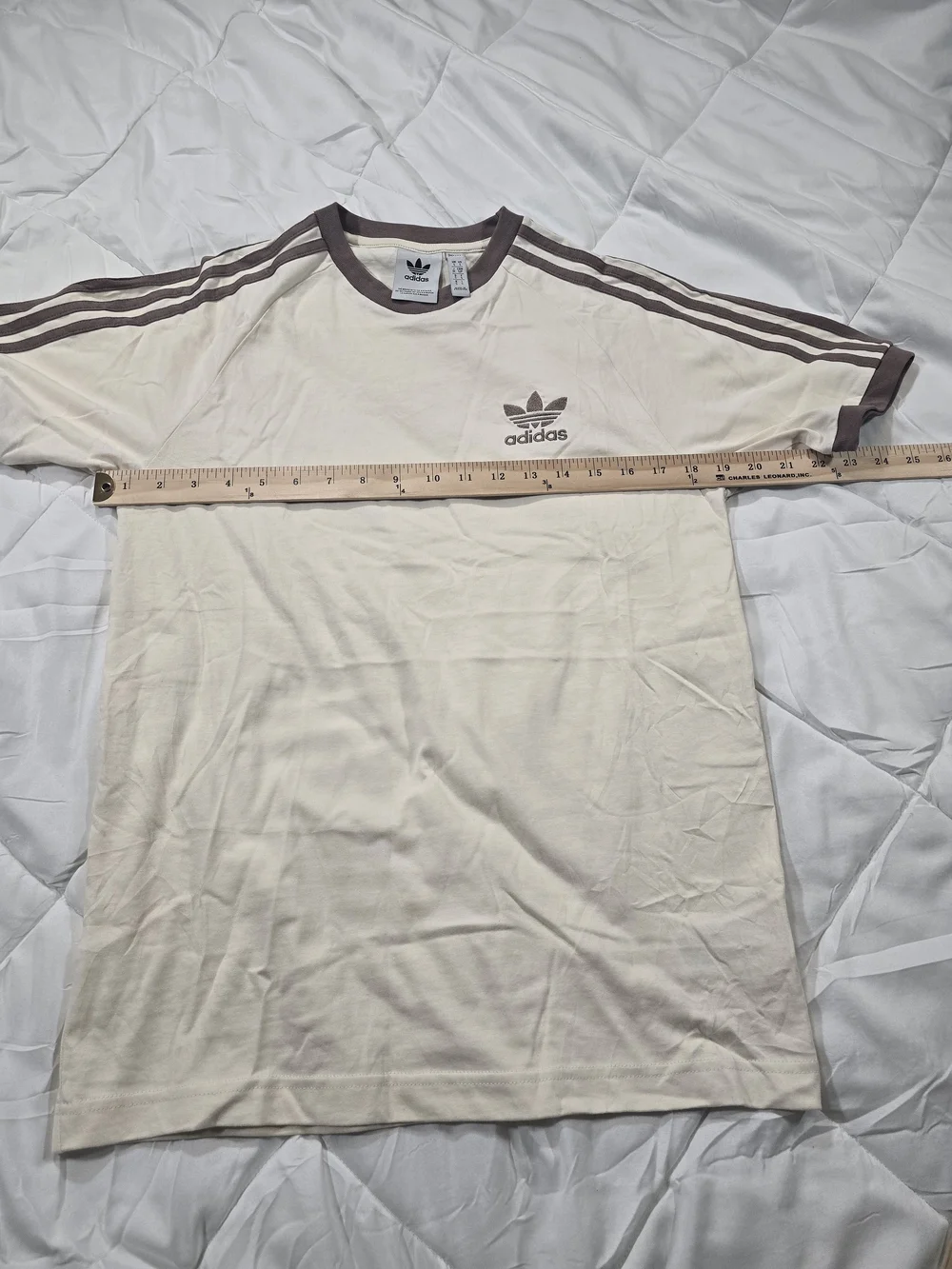 adidas Men's Cream Short-Sleeve Tee with Brown Accents. Size Small
